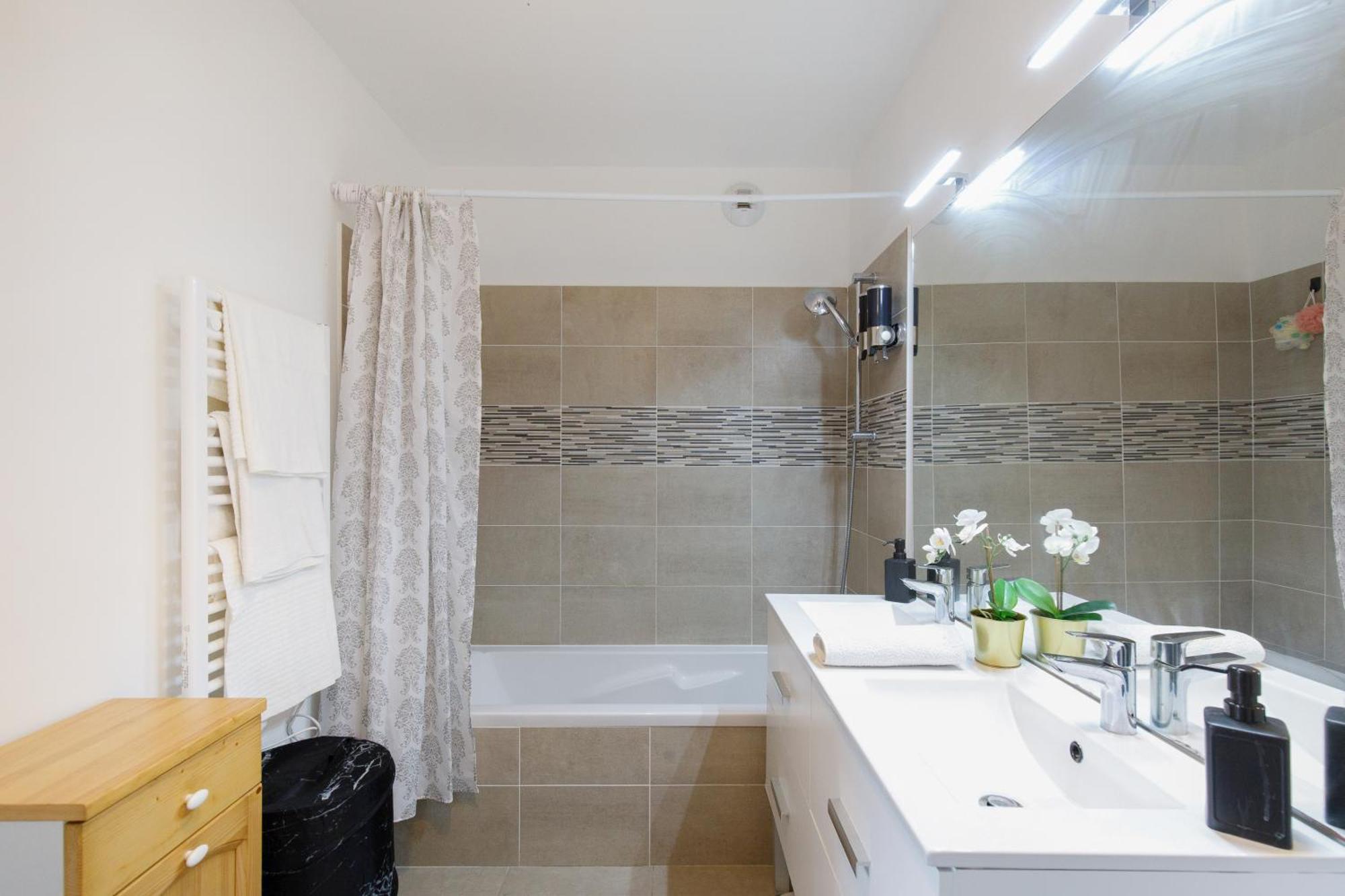 Lovely 2 Bedroom Condo With Pool Vallauris Exteriör bild