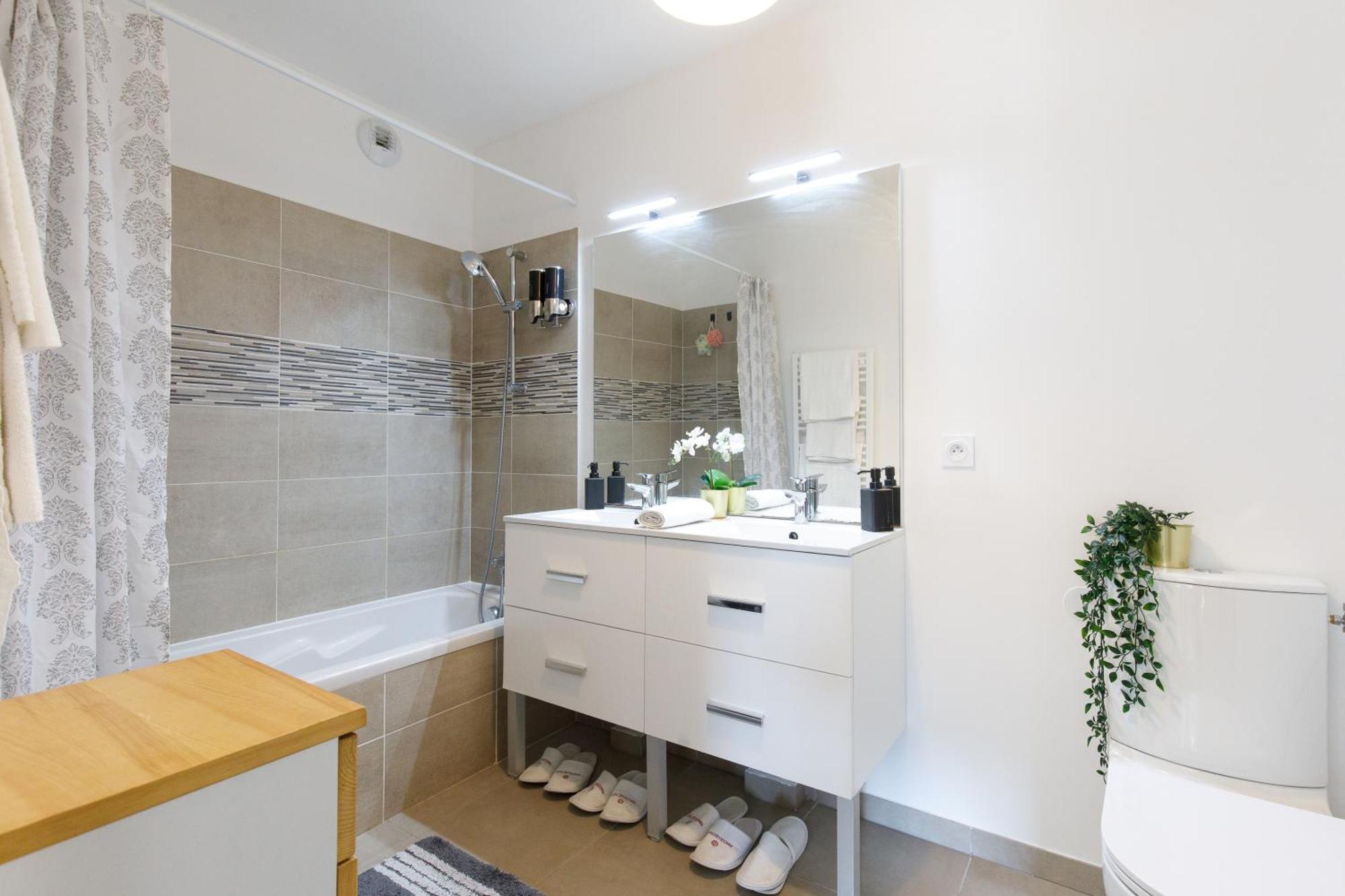 Lovely 2 Bedroom Condo With Pool Vallauris Exteriör bild